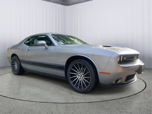 Used 2016 Dodge Challenger SXT image 4