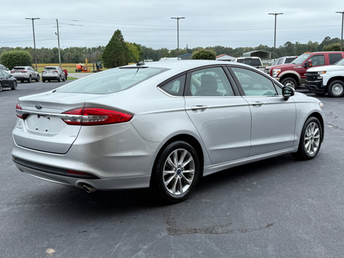 Used 2017 Ford Fusion SE w/ Fusion SE Technology Package image 5