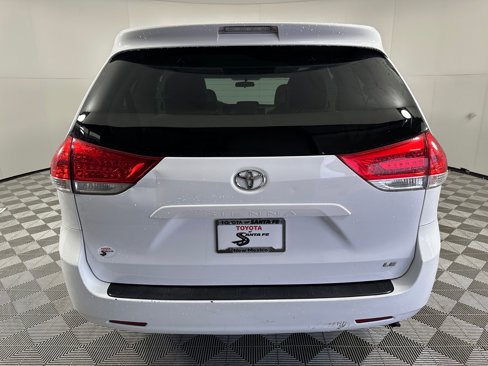 Used 2012 Toyota Sienna LE image 9
