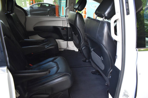 Used 2020 Chrysler Pacifica Touring-L image 15
