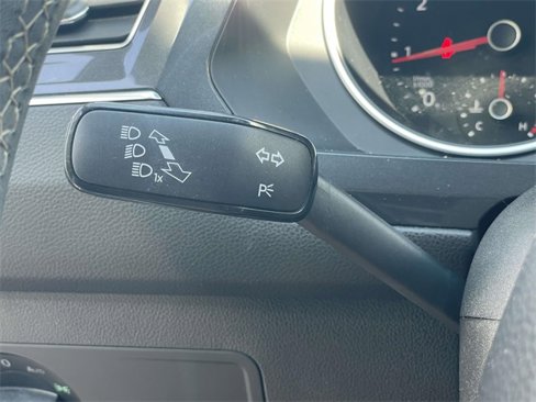 Used 2021 Volkswagen Tiguan SE image 16