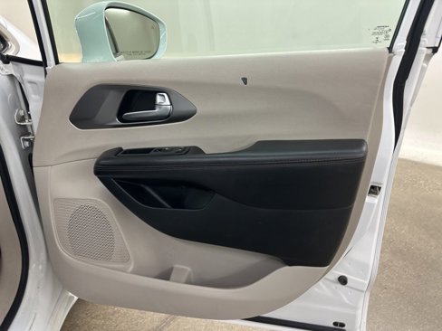 Used 2020 Chrysler Pacifica Touring-L image 17