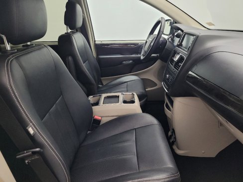 Used 2014 Chrysler Town & Country Touring-L w/ Driver Convenience Group image 21