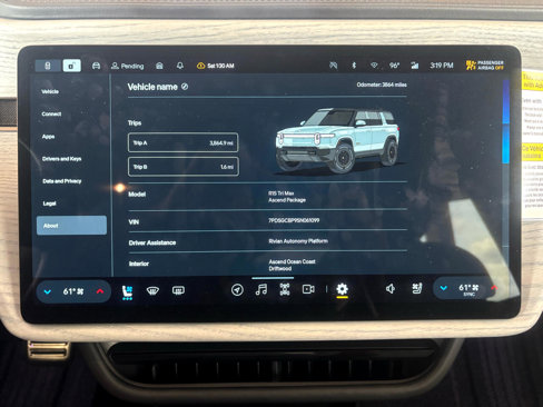 Used 2025 Rivian R1S Premium image 22