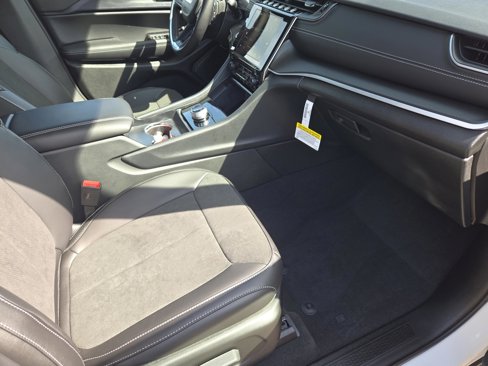 New 2025 Jeep Grand Cherokee Altitude image 74