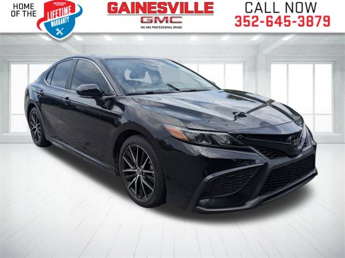 Used 2022 Toyota Camry SE image 1