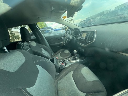 Used 2017 Jeep Cherokee Sport image 2