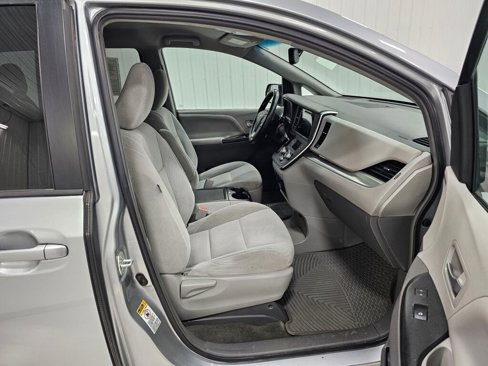 Used 2015 Toyota Sienna LE image 11