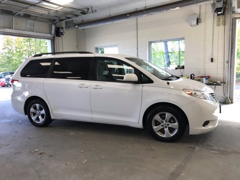 Used 2014 Toyota Sienna LE image 2