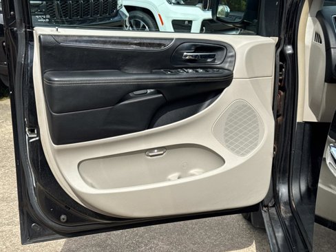 Used 2012 Chrysler Town & Country Touring-L w/ Driver Convenience Group image 19
