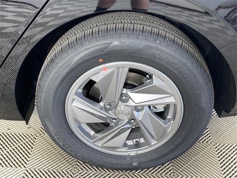 New 2025 Hyundai Elantra SE image 17