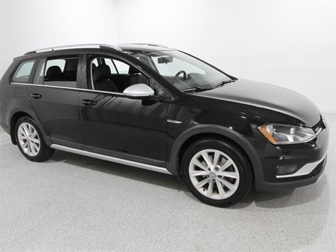 Used 2017 Volkswagen Golf Alltrack S image 1