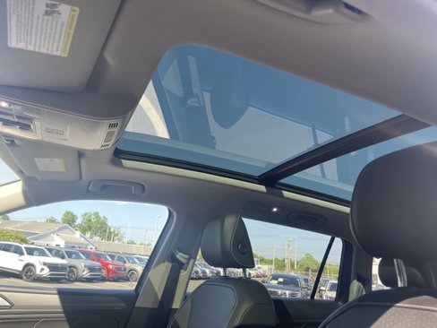 Certified 2022 Volkswagen Tiguan SE w/ Panoramic Sunroof Package image 23