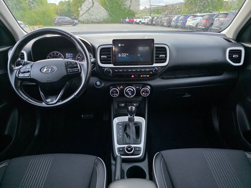 Used 2022 Hyundai Venue Limited image 22