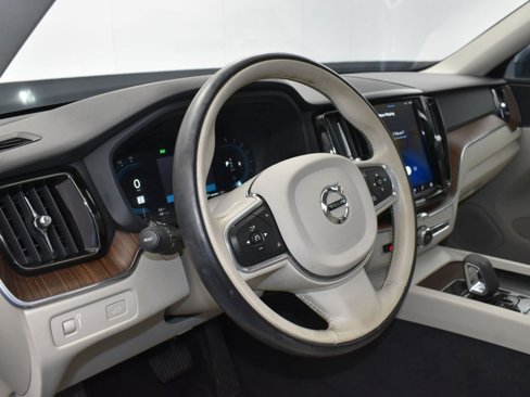 Used 2022 Volvo XC60 B5 Momentum w/ Climate Package image 12