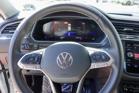 Used 2024 Volkswagen Tiguan SE w/ Panoramic Sunroof Package image 12