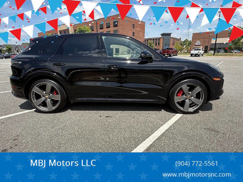 Used 2022 Porsche Cayenne GTS image 1