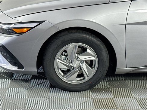 New 2025 Hyundai Elantra SE image 4