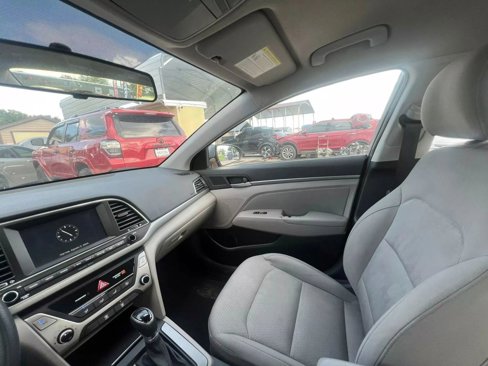 Used 2017 Hyundai Elantra SE image 32