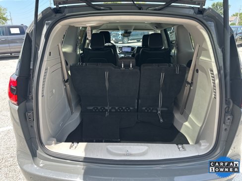 Used 2022 Chrysler Pacifica Touring-L image 3