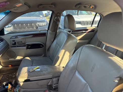 Used 2004 Lincoln Town Car Ultimate image 5
