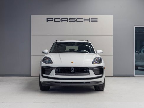 Certified 2024 Porsche Macan image 10