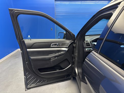 Used 2017 Ford Explorer XLT w/ Equipment Group 202A image 9