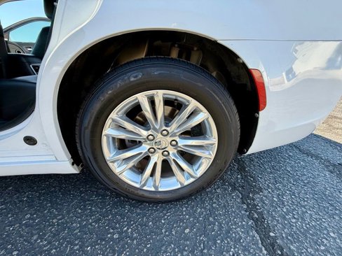 Used 2017 Chrysler 300 C image 25
