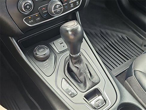 Used 2022 Jeep Cherokee Latitude Lux w/ Mopar Interior Package image 13