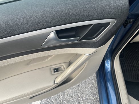 Used 2017 Volkswagen Golf Wolfsburg Edition image 22