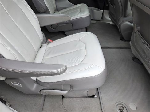 Used 2018 Chrysler Pacifica Touring-L image 32