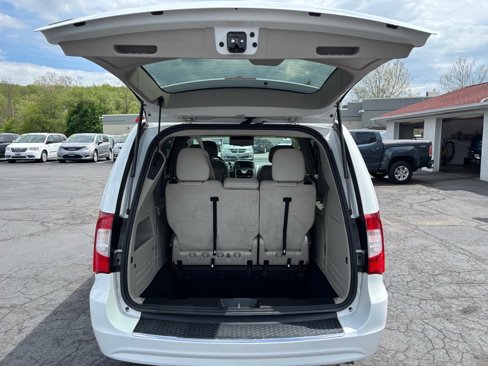 Used 2016 Chrysler Town & Country Touring image 25