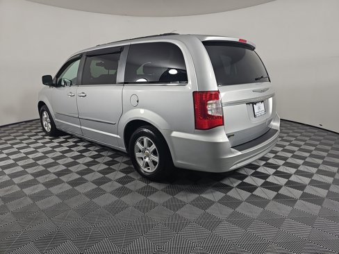 Used 2012 Chrysler Town & Country Touring image 3