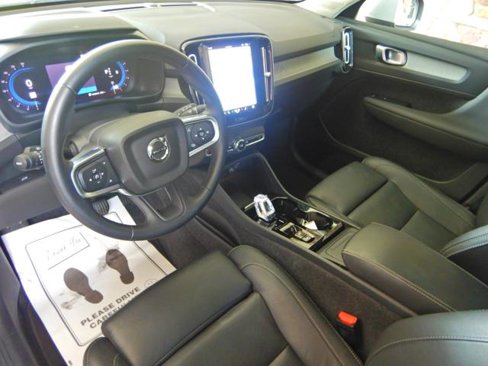 Used 2025 Volvo XC40 B5 Plus image 12