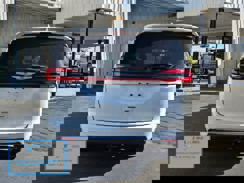 Used 2022 Chrysler Pacifica Touring-L image 6