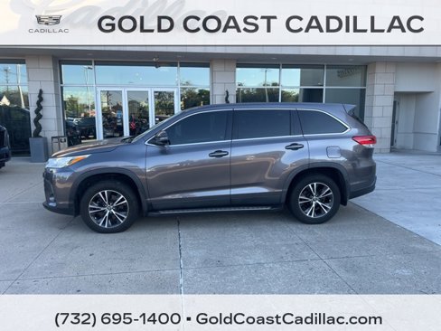 Used 2019 Toyota Highlander LE image 2