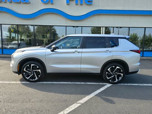 Used 2022 Mitsubishi Outlander SE image 2