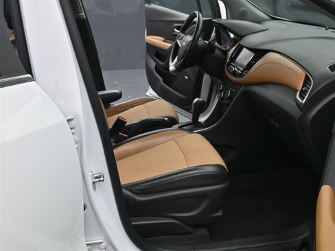 Used 2017 Chevrolet Trax LT w/ Sun & Sound Package image 12