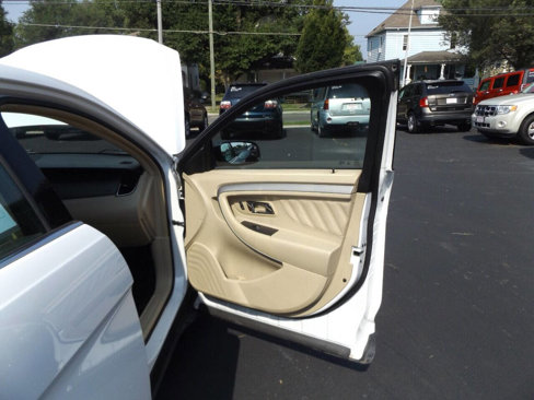 Used 2013 Ford Taurus SE image 25