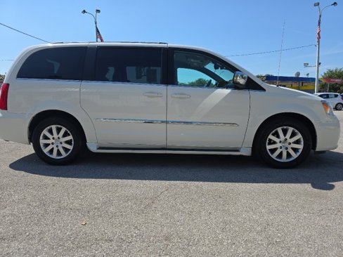 Used 2011 Chrysler Town & Country Touring-L w/ Driver Convenience Group image 5