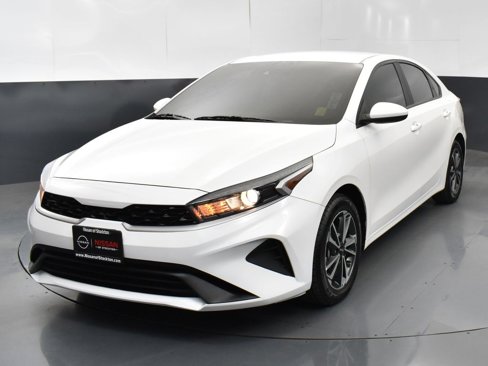 Used 2023 Kia Forte LXS image 3
