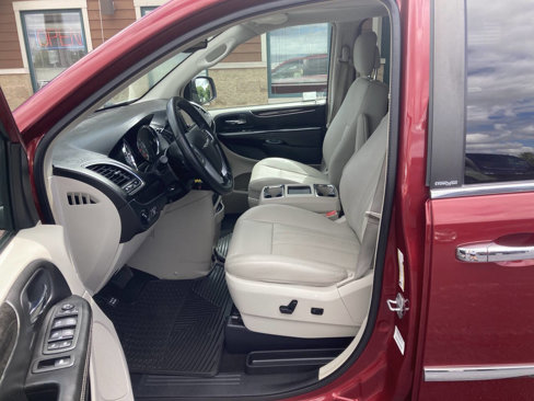Used 2013 Chrysler Town & Country Touring-L w/ Premium Group image 10