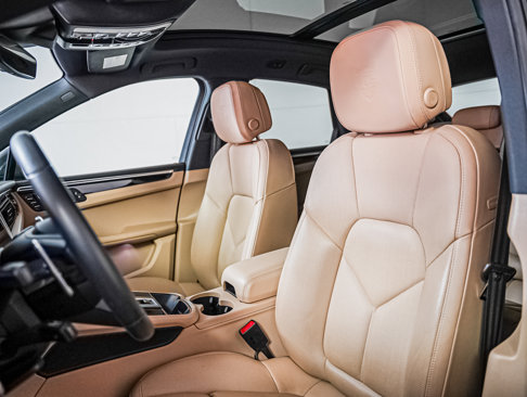 Certified 2023 Porsche Macan Turbo image 5