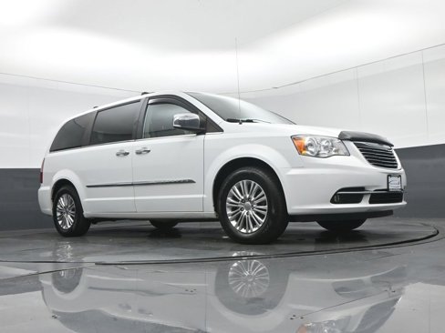 Used 2015 Chrysler Town & Country Touring-L w/ Driver Convenience Group image 69