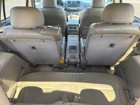 Used 2010 Toyota Highlander SE image 19