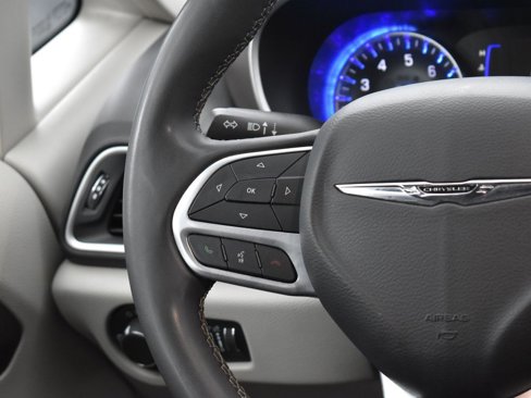 Used 2022 Chrysler Voyager LX image 17