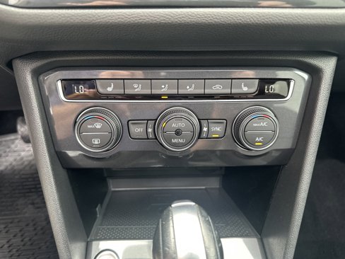 Used 2020 Volkswagen Tiguan SE w/ Panoramic Sunroof Package image 16