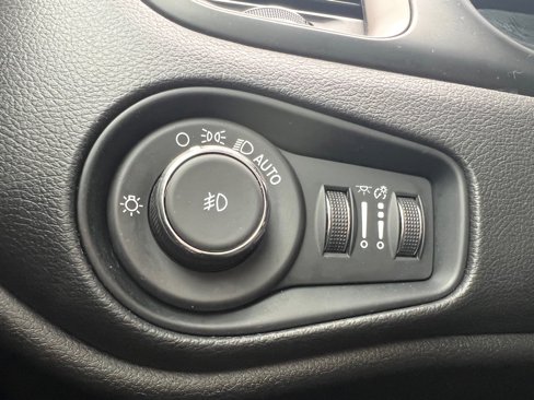 Used 2023 Jeep Renegade Latitude w/ Sun/Sound Group image 20