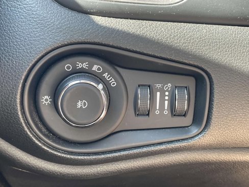 Used 2022 Jeep Renegade Latitude w/ Sun/Sound Group image 29