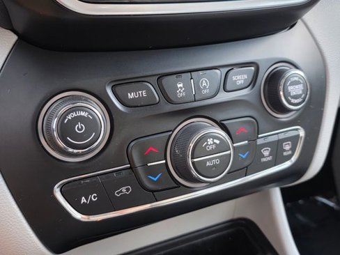Used 2020 Jeep Cherokee Limited w/ Technology Group image 32